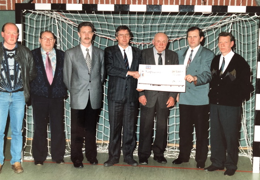 Scheckubergabe neue Sporthalle